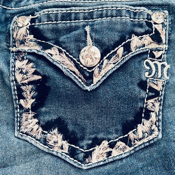 Miss Me Blue Jeans WOMEN’S Size 27 Signature Raw Hem Capri - Picture 8 of 9